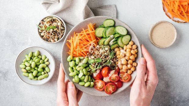 Vegan dan vegetarian sama-sama berkaitan dengan pola hidup seseorang. Namun, keduanya memiliki arti yang berbeda. Lalu, apa perbedaan vegan dan vegetarian?