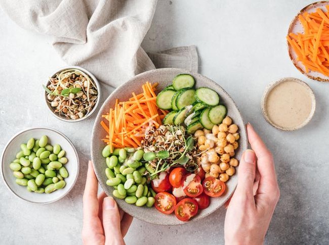 Vegan dan vegetarian sama-sama berkaitan dengan pola hidup seseorang. Namun, keduanya memiliki arti yang berbeda. Lalu, apa perbedaan vegan dan vegetarian?