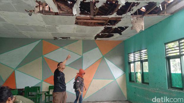 Atap sekolah MTsN 8 Indramayu rusak akibat diterjang angin puting beliung