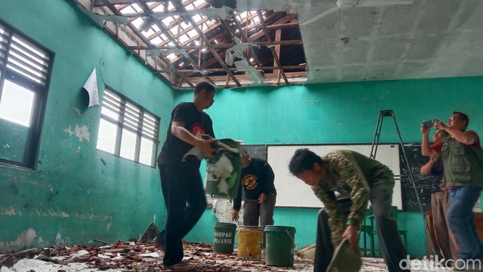 Atap sekolah MTsN 8 Indramayu rusak akibat diterjang angin puting beliung