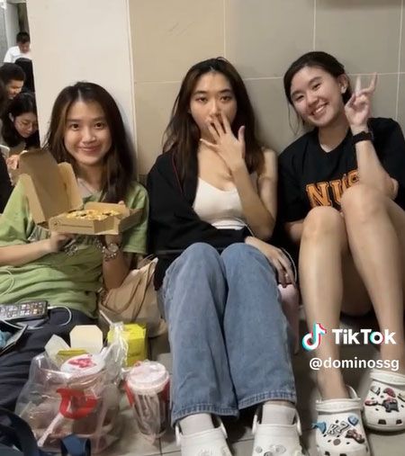 Bagi-bagi pizza gratis bagi yang antre tiket Taylor Swift