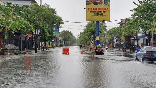 Banjir yang belum surut di salah satu jalan di Jembrana, Bali, Jumat (7/7/2023).