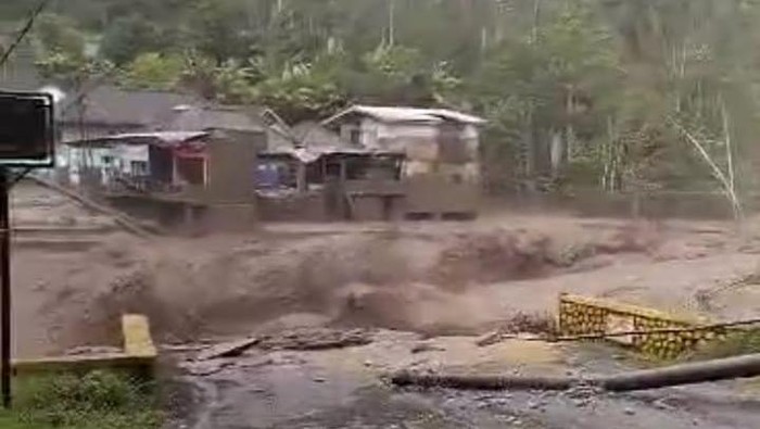 Banjir Lahar Dingin Semeru Terjang 3 Jembatan di Lumajang hingga Putus