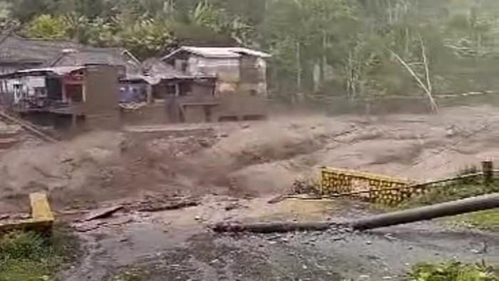 banjir di malang memutus jembatan perbatasan malang-lumajang