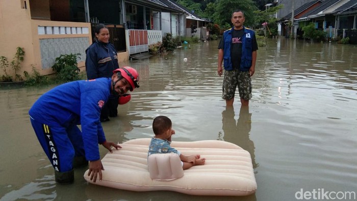 Ratusan rumah di tiga desa dan dua kecamatan yang ada di Kabupaten Pangandaran terendam banjir. Curah hujan yang tinggi sejak Kamis (6/7) pagi membuat sejumlah sungai meluap dan air memasuki pemukiman warga.