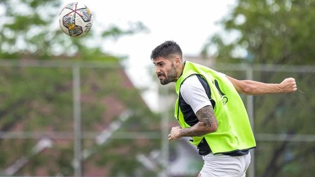 Bek asing PSM Makassar Kike Linares saat latihan di Stadion Kalegowa, Kabupaten Gowa, Sulsel.