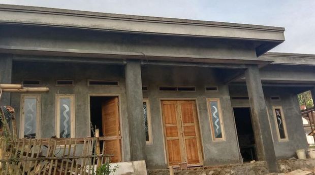 Bu Enung dan keluarganya tengah berbahagia. Keluarga pencari batu itu kini mempunyai sudah rumah baru berkat donasi dari sahabat baik.