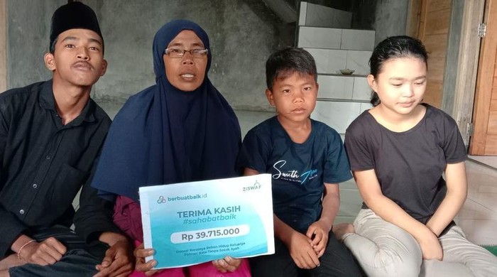 Bu Enung dan keluarganya tengah berbahagia. Keluarga pencari batu itu kini mempunyai sudah rumah baru berkat donasi dari sahabat baik.