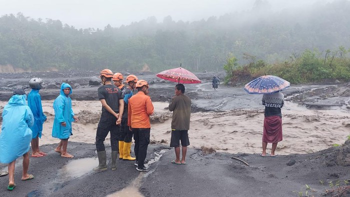 BPBD Jatim dan Lumajang kesulitan masuk ke lokasi banjir lahar dingin Semeru yang putus 3 jembatan.