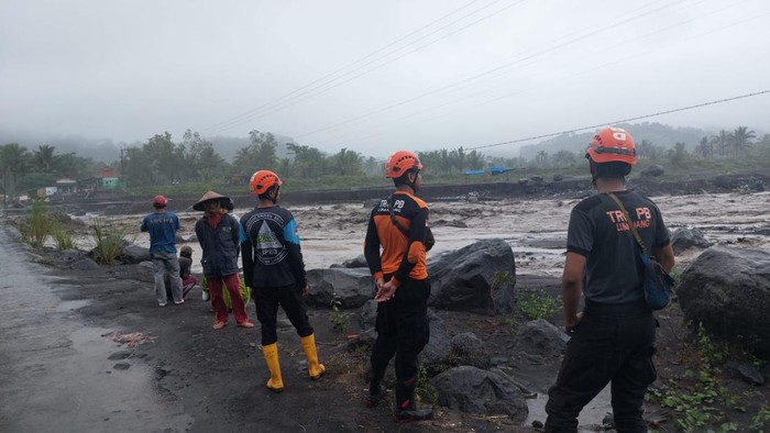 BPBD Jatim dan Lumajang kesulitan masuk ke lokasi banjir lahar dingin Semeru yang putus 3 jembatan.