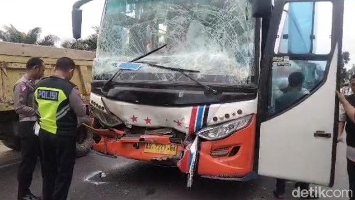 Bus ditumpangi jemaah haji kecelakaan di Asahan Bus ditumpangi jemaah haji kecelakaan di Asahan