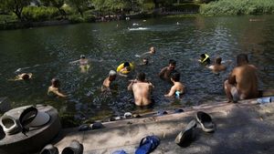Cara Warga Beijing Hadapi Cuaca Panas Menyengat