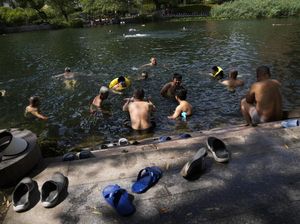 Cara Warga Beijing Hadapi Cuaca Panas Menyengat