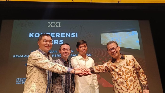 Perusahaan pengelola bioskop Cinema XXI, PT Nusantara Sejahtera Raya akan melantai di bursa. Harga saham yang ditawarkan Rp 270 hingga Rp 288 per saham.