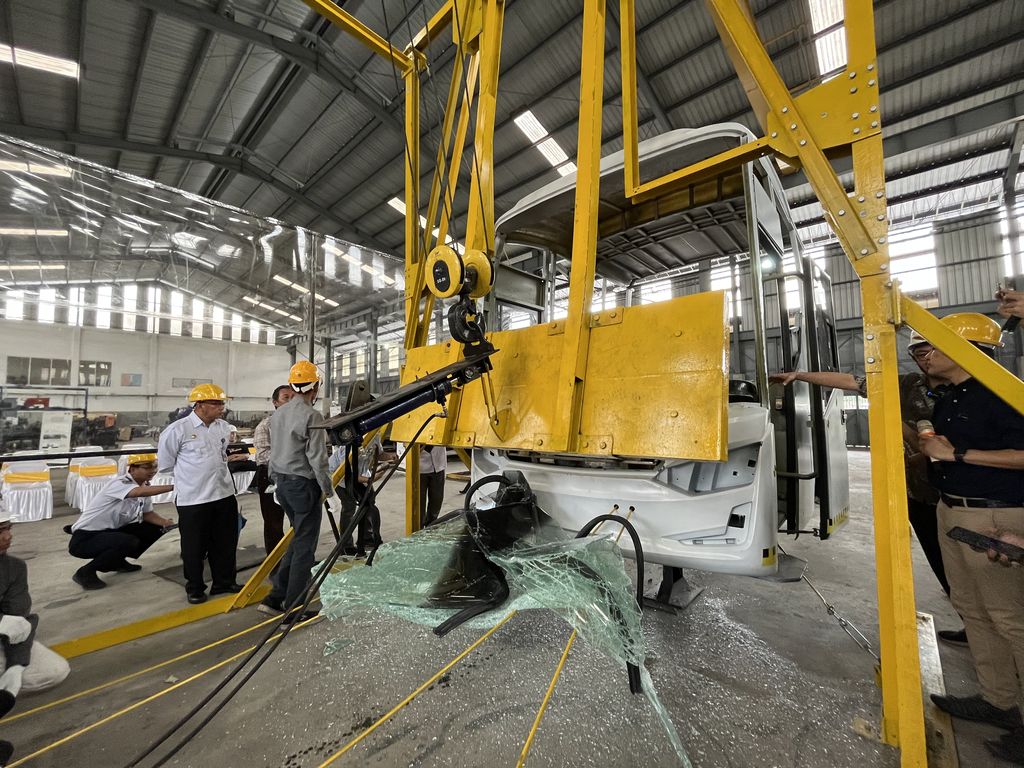 Crash test bus UN ECE R29 di karoseri Laksana