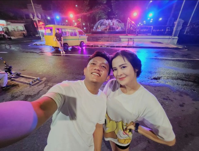 Denny Caknan sebelumnya menjalin asmara dengan Happy Asmara selama tiga tahun. Setelah putus pada 2022 lalu, hati pelantun lagu ‘Los Dol’ itu menambatkan hatinya pada Bella Bonita. Foto: Instagram/@bellabonita_r.a @denny_caknan