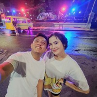 Denny Caknan sebelumnya menjalin asmara dengan Happy Asmara selama tiga tahun. Setelah putus pada 2022 lalu, hati pelantun lagu ‘Los Dol’ itu menambatkan hatinya pada Bella Bonita. Foto: Instagram/@bellabonita_r.a @denny_caknan