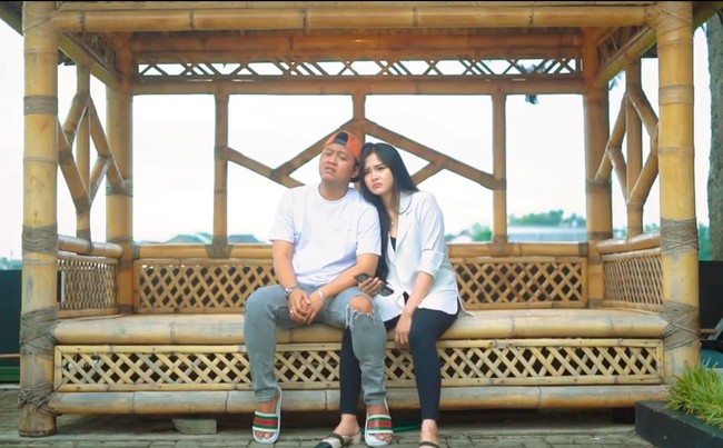 Denny Caknan dan Bella Bonita yang seorang model dan selebgram kerap berkolaborasi. Bella beberapa kali jadi model video klip beberapa lagu kekasihnya itu. Foto: Instagram/@bellabonita_r.a @denny_caknan