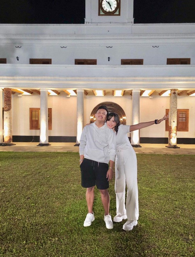 Penyanyi koplo Denny Caknan akan menikahi Bella Bonita di Sun Hotel, Kota Madiun, Jumat. Denny pun telah menyiapkan mahar pernikahan berupa perhiasan seberat 12 gram dan uang 12 ribu Riyal atau senilai Rp 48 jutaan. Foto: Instagram/@bellabonita_r.a @denny_caknan