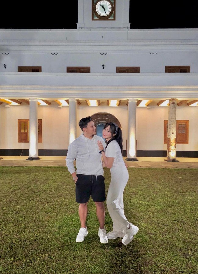 Sebelumnya, Denny Caknan go public mengungkapkan rasa cintanya kepada Bella Bonita. Ungkapan rasa cinta itu Denny tumpahkan di akun Instagram pribadinya, @denny_caknan, dalam sebuah unggahan foto Bella Bonita. Foto: Instagram/@bellabonita_r.a @denny_caknan