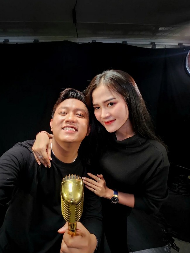 Pernikahan Denny Caknan dan Bella Bonita disebut mendadak dan hanya dihadiri keluarga serta teman dekat. Hal itu dikarenakan jadwal manggung sang penyanyi yang sangat padat. Foto: Instagram/@bellabonita_r.a @denny_caknan