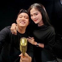 Pernikahan Denny Caknan dan Bella Bonita disebut mendadak dan hanya dihadiri keluarga serta teman dekat. Hal itu dikarenakan jadwal manggung sang penyanyi yang sangat padat. Foto: Instagram/@bellabonita_r.a @denny_caknan