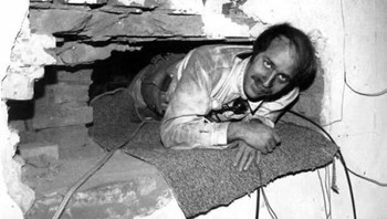Seorang Petugas Keamanan Teknis Dari Dinas Keamanan Diplomatik AS Merangkak Keluar Dari Terowongan Setelah Ditemukannya Pos Pendengar Soviet Tersembunyi Di Dalam Kedutaan Besar AS Di Moskow Pada Tahun 1978 Foto: instagram.com/photos.from.history