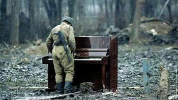 Seorang Tentara Rusia Memainkan Piano Terbengkalai Di Chechnya, 1994 Foto: instagram.com/photos.from.history