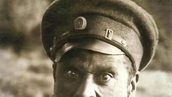 Prajurit Bulgaria melakukan teriakan perangnya di depan kamera pada tahun 1916. Kerajaan Bulgaria berpartisipasi dalam Perang Dunia I di pihak Blok Sentral dari tanggal 14 Oktober 1915, ketika negara tersebut menyatakan perang terhadap Serbia, hingga 30 September 1918, ketika Gencatan Senjata Salonica mulai berlaku. Foto: instagram.com/photos.from.history