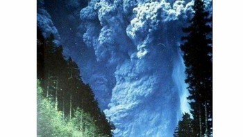 Kisah foto luar biasa Richard Lasher tentang letusan Gunung St Helens tahun 1980. Semua orang tahu gunung itu akan meledak, tapi Lasher berkemah di daerah itu. Dia berencana untuk bangun pagi-pagi keesokan harinya dan pergi ke Danau Spirit, tetapi bangun terlambat, dan mengemudi menuju danau pada pukul 8:32 pagi ketika Mt St Helens bertiup. Pemandangan, suara, dan kekuatan ledakan langsung pasti merupakan pengalaman yang hampir tak terbayangkan bagi Lasher. Dengan putus asa ia membelokkan mobilnya dengan tergesa-gesa membengkokkan garpu motor trail Yamaha miliknya. Ini adalah saat dia mengambil foto yang sekarang terkenal di dunia ini. Foto: Instagram.com/photos.from.history/