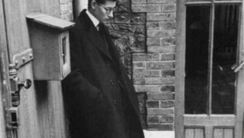 Yves Saint Laurent Di Pemakaman Christian Dior, 1957. Sesuai Keinginan Dior, Yves Saint Laurent Menjadi Penerusnya Dan Diangkat Sebagai Direktur Artistik Haute Couture House Pada Usia 21 Tahun Foto: Instagram.com/photos.from.history/