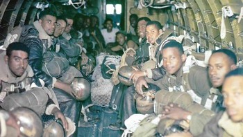 Anggota Batalyon Infanteri Parasut ke-555 Bersiap Untuk Melompat di Kebakaran Hutan di Oregon. Pada tahun 1945, Selama Operasi Kebakaran Terbang Pasukan Terjun Payung Afrika-Amerika Membuat Lebih Dari 8.000 Lompatan Individu Untuk Memerangi Kebakaran Hutan Dan Melucuti Bom Balon Jepang Di Pasifik Barat Laut Foto: Instagram.com/photos.from.history/