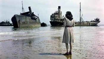 Seorang Wanita Di Pantai Omaha, Normandia, Prancis, Pada Tahun 1947, Tiga Tahun Setelah Pasukan Sekutu Menyerang Jerman Menduduki Prancis. Foto Oleh David Seymour Foto: Instagram.com/photos.from.history/