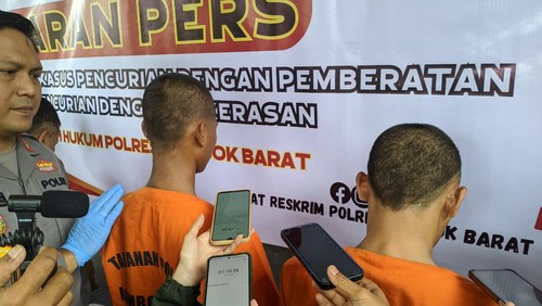 Dua mahasiswa sebuah kampus swasta, RA dan AB, yang dihadirkan di Polres Lombok Barat pada Jumat (7/7/2023). Mereka diduga membegal di Jalan Bypass BIL II Gerung-Mataram, Lombok Barat, NTB.