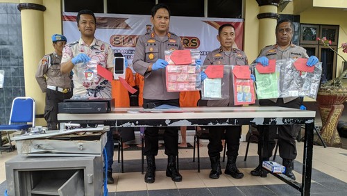 Dua pria spesialis pencuri brankas H dan JI dihadirkan saat konferensi pers di Polres Lombok Barat, Jumat (7/7/2023). H dan JI hanya butuh waktu lima menit buka brankas.