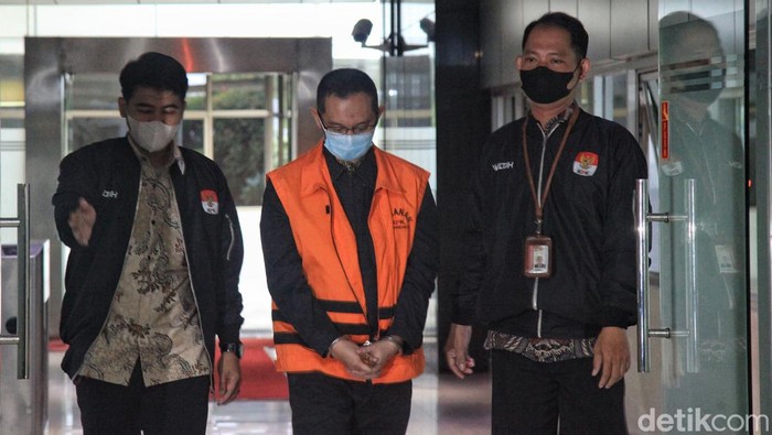 KPK telah selesai memeriksa eks Kepala Bea-Cukai Makassar sebagai tersangka kasus dugaan gratifikasi dan pencucian uang. Andhi Pramono ditahan KPK.