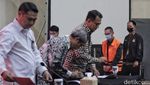 Eks Kepala Bea Cukai Makassar Langsung Berbaju Oranye