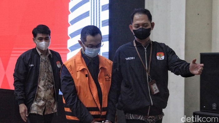 KPK telah selesai memeriksa eks Kepala Bea-Cukai Makassar sebagai tersangka kasus dugaan gratifikasi dan pencucian uang. Andhi Pramono ditahan KPK.