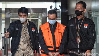 Eks Kepala Bea Cukai Makassar Langsung Berbaju Oranye