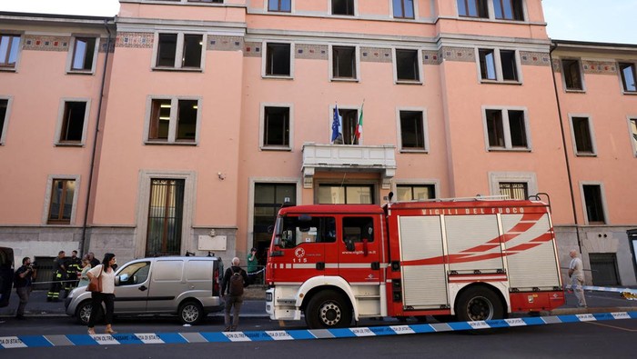 Evakuasi Jenazah Kebakaran Panti Jompo di Milan, 6 Orang Tewas Kebakaran melanda bangunan panti jompo di Milan, Italia, Jumat (7/7/2023). Dilaporkan 6 orang tewas dan 68 lainnya luka-luka.