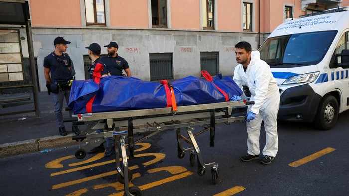 Evakuasi Jenazah Kebakaran Panti Jompo di Milan, 6 Orang Tewas Kebakaran melanda bangunan panti jompo di Milan, Italia, Jumat (7/7/2023). Dilaporkan 6 orang tewas dan 68 lainnya luka-luka.