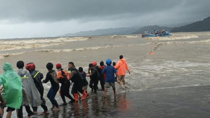 evakuasi kapal terdampar di tulungagung