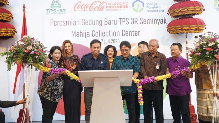 Gedung Penampungan dan Pemilahan Sampah di TPS 3R Seminyak Diresmikan Pemkab Badung, Bali bersama CCEP Indonesia meresmikan pengembangan infrastruktur gedung penampungan serta pemilahan sampah di TPS 3R Seminyak.
