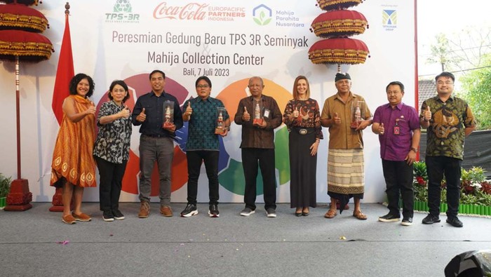 Pemkab Badung, Bali bersama CCEP Indonesia meresmikan pengembangan infrastruktur gedung penampungan serta pemilahan sampah di TPS 3R Seminyak.