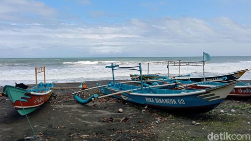Puluhan perahu nelayan terparkir di bibir Pantai Kertojayan, Kecamatan Grabag, Purworejo, Jumat (7/7/2023).