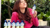 Pedangdut cantik ini juga tampak menikmati yogurt yang segar. Ada beberapa rasa yang sedang dinikmati oleh Happy. Foto: Instagram @happy_asmara77