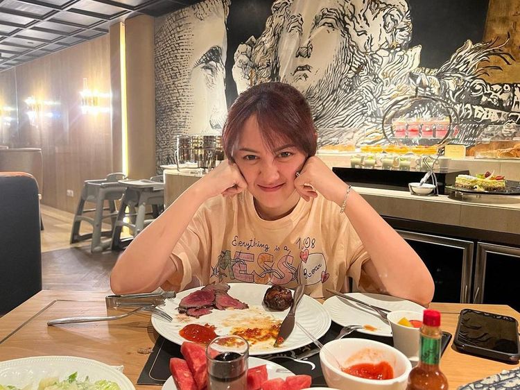 Happy Asmara Doyan Kulineran dan Punya Usaha Camilan Basreng