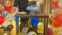 Saat ulang tahunnya ke-23, Happy Asmara merayakan bersama Denny Caknan. Ia mendapatkan kue ulang tahun yang tampilannya meriah. Foto: Instagram @happy_asmara77