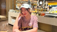 Happy Asmara sering kulineran seru. Ini salah satu momennya di restoran. Ia berpose cantik sambil menunggu makanan tiba. Foto: Instagram @happy_asmara77