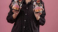 Tak hanya bernyanyi, tapi Happy Asmara juga memiliki bisnis camilan. Ia menjual basreng kemasan bernama Nagha Snack. Foto: Instagram @happy_asmara77